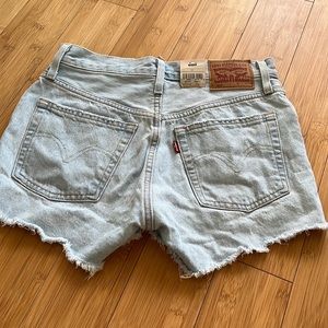 NWT LEVI’S 501 light wash shorts Size 25